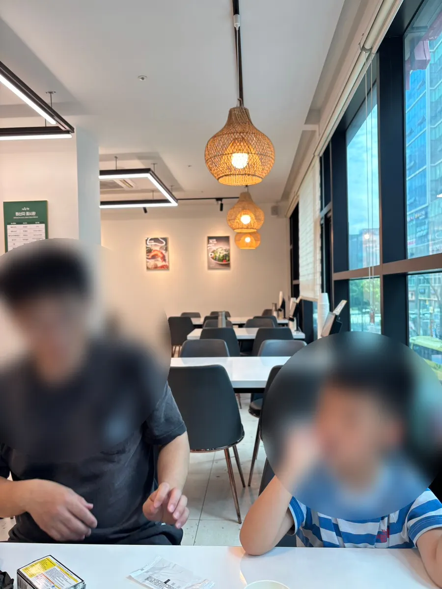 아이들과 앉은 창가 쪽 끝자리