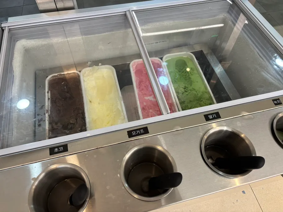 초코와 요거트 등 아이스크림 네 가지 맛