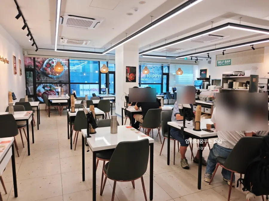가족 손님이 앉은 뜨돈 마곡점 테이블석