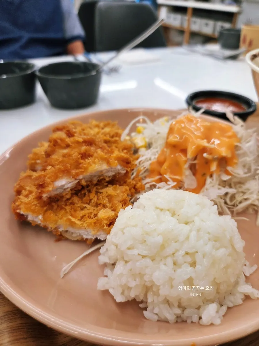 따뜻한 우동과 함께 나온 돈까스