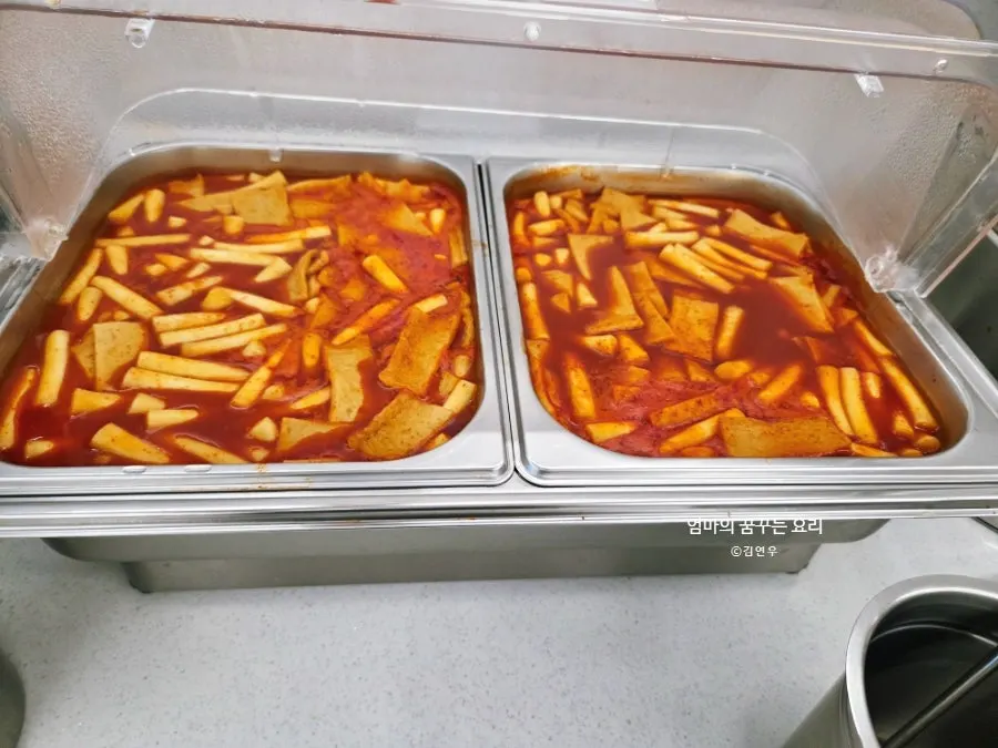 모닝빵과 스프가 놓인 셀프바