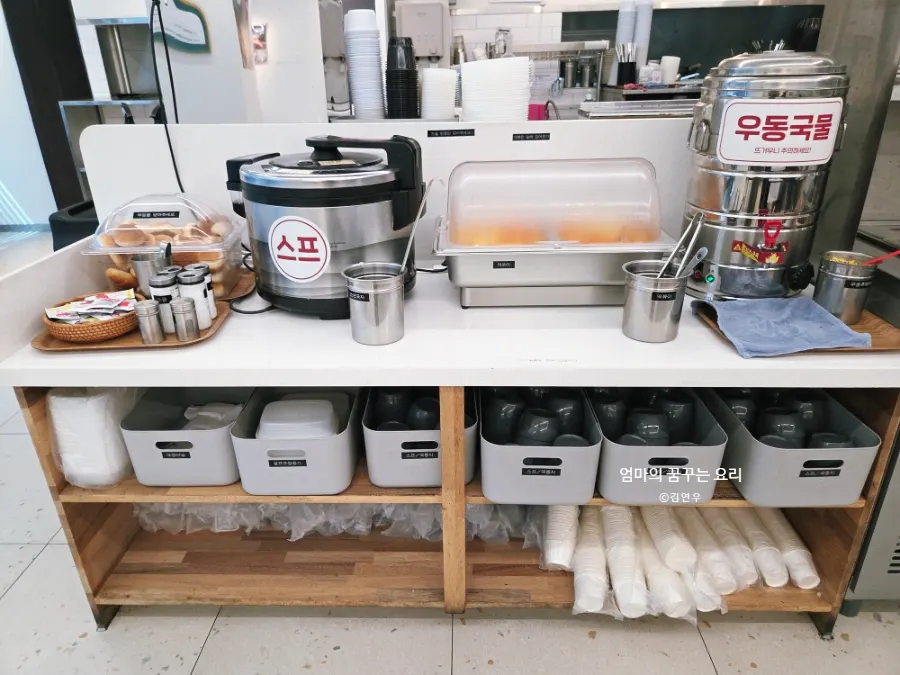 셀프바에서 담아온 스프와 모닝빵