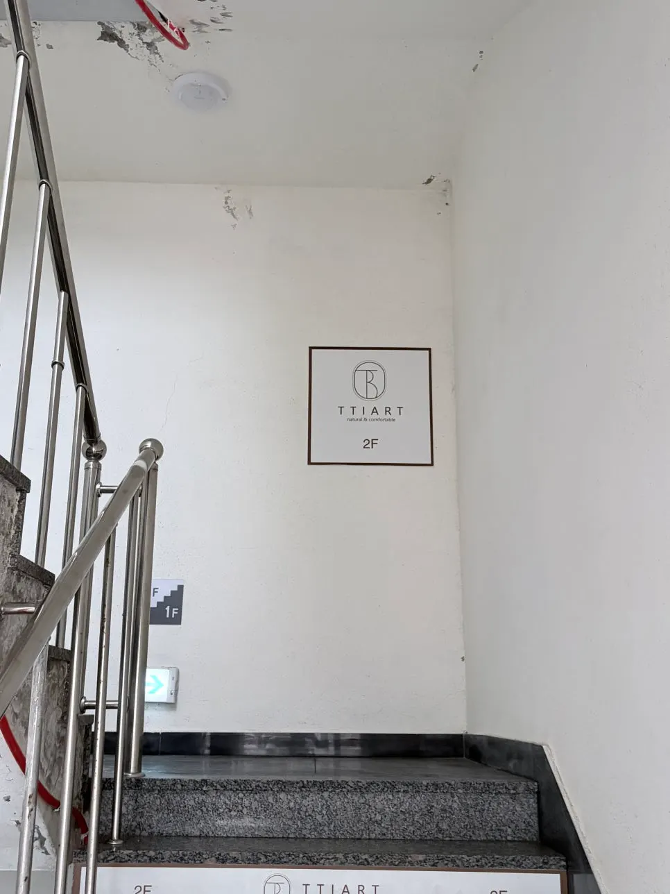 Entrance signboard for Tthe Art Hair Unjeong Station Branch