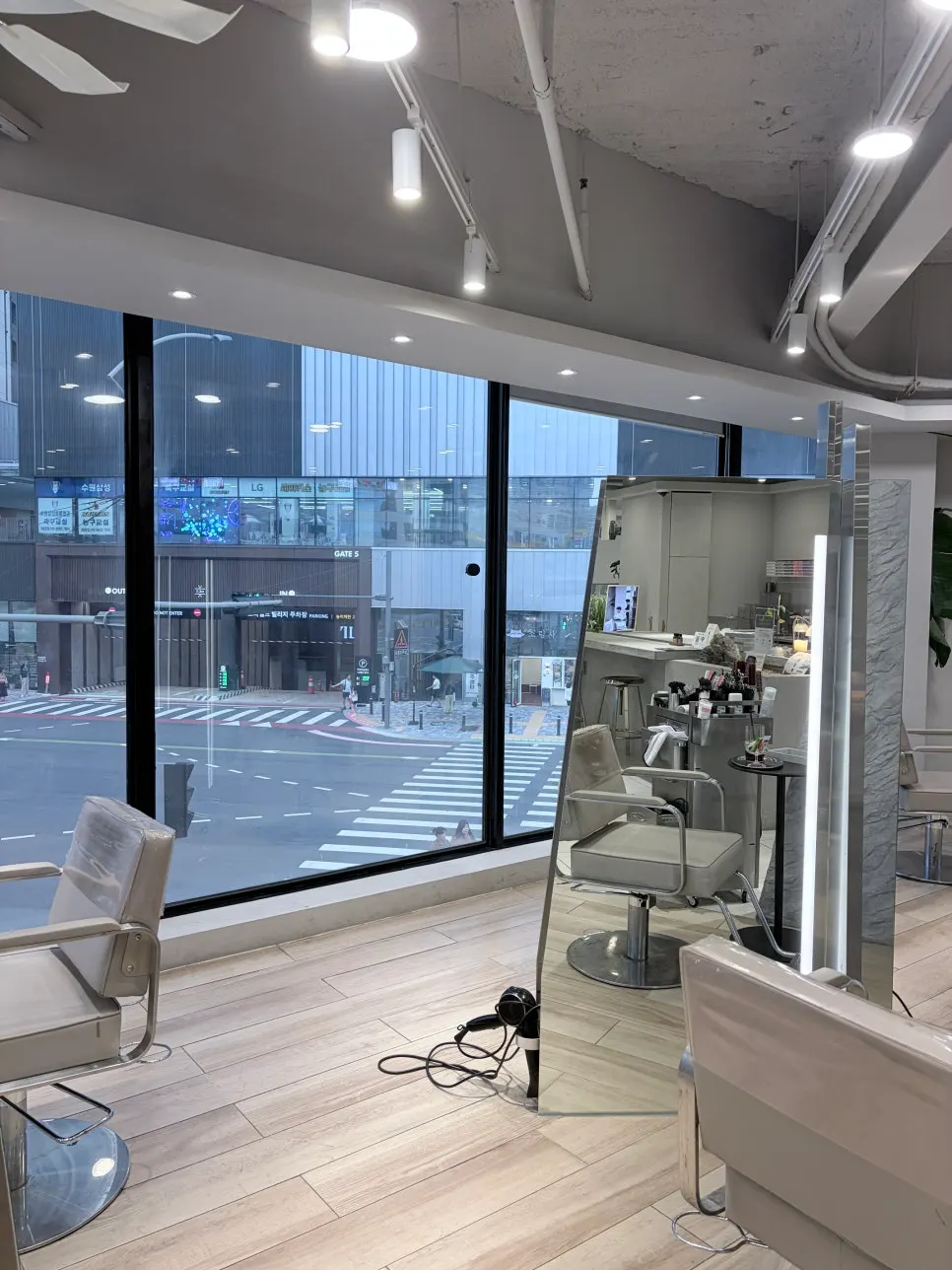 Cutting station open to the window