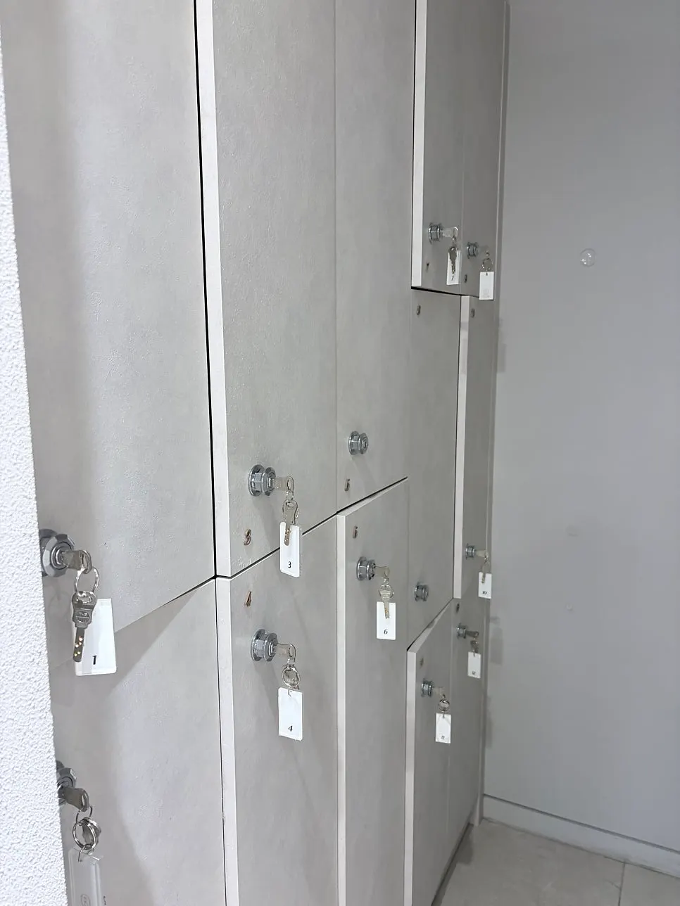 Key-locked lockers for storing belongings