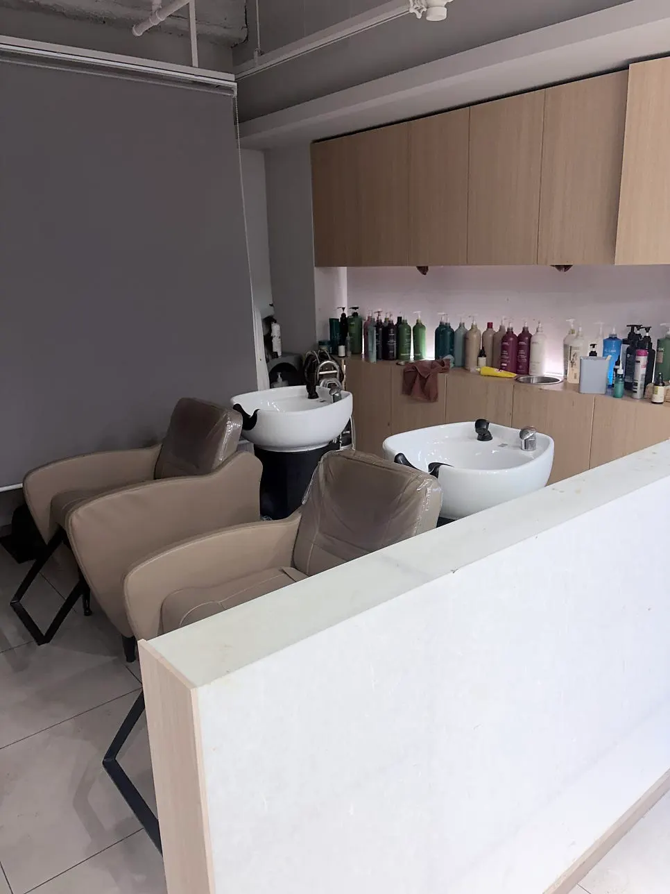 Shampoo room chair and care space