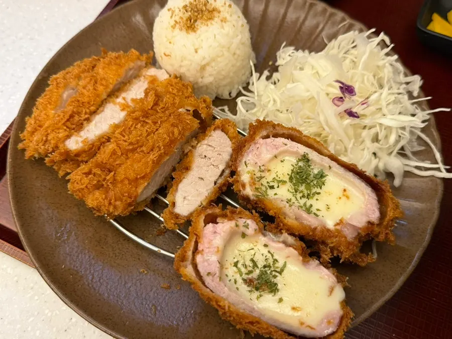 Fresh loin half-and-half cutlet with extra udon
