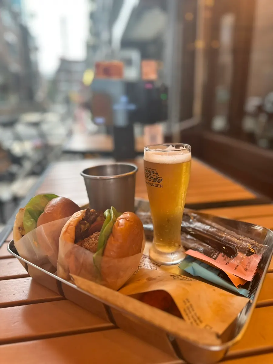 A meal at Bas Burger Seongsu with our kid