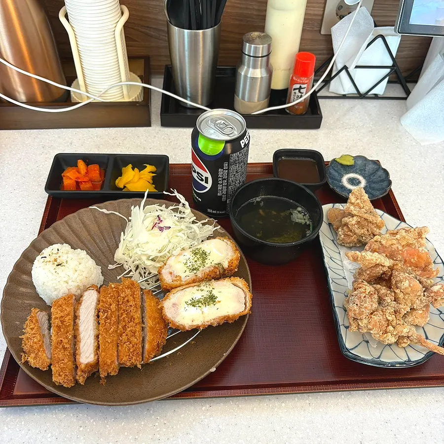 盛在獨立托盤上的餐點