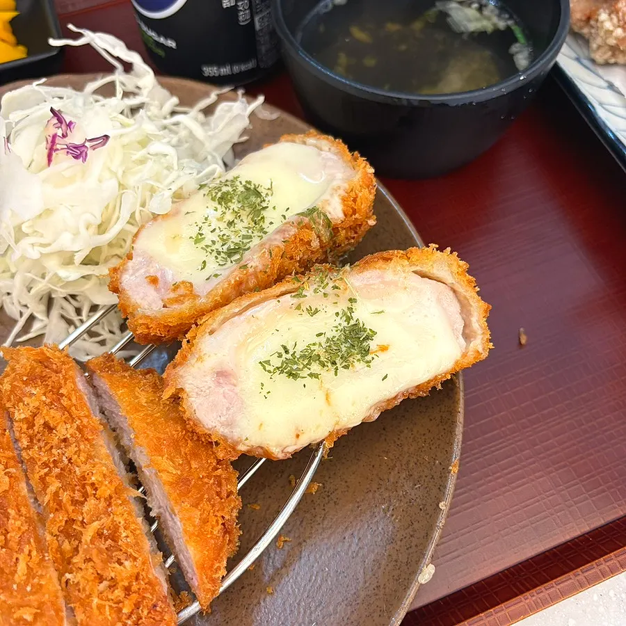 酥脆炸好的綜合炸豬排