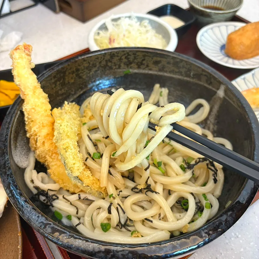 加入醬汁拌勻的烏龍麵