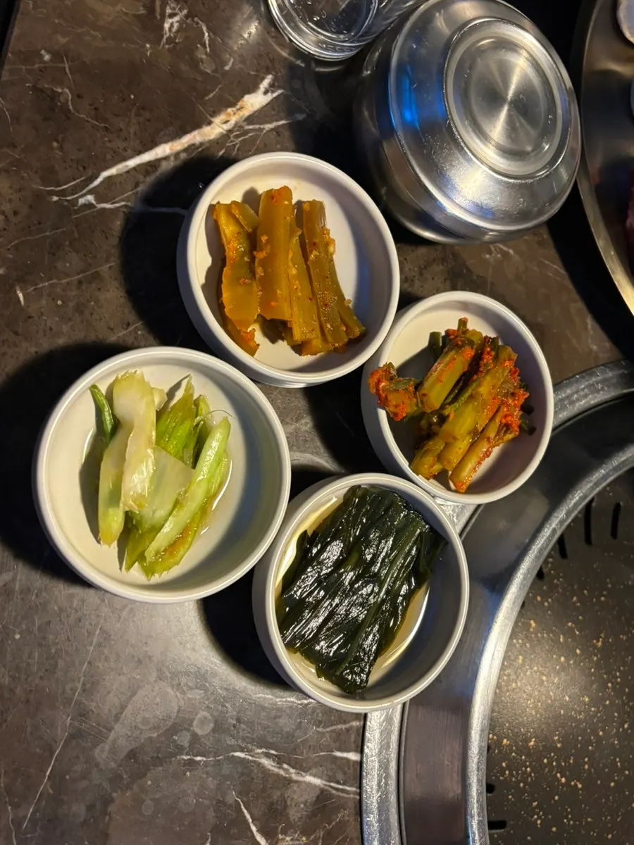 마블정 기본 소스 다섯 가지와 반찬 상차림