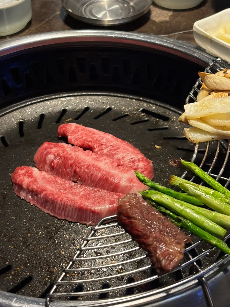 마블정 업진살과 아스파라거스 함께 구운 불판