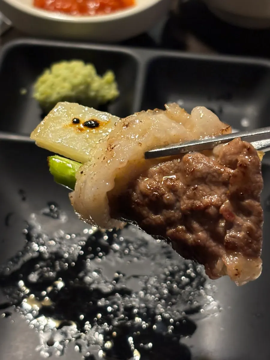명이나물에 깻잎페스토 얹어 싸 먹는 한우