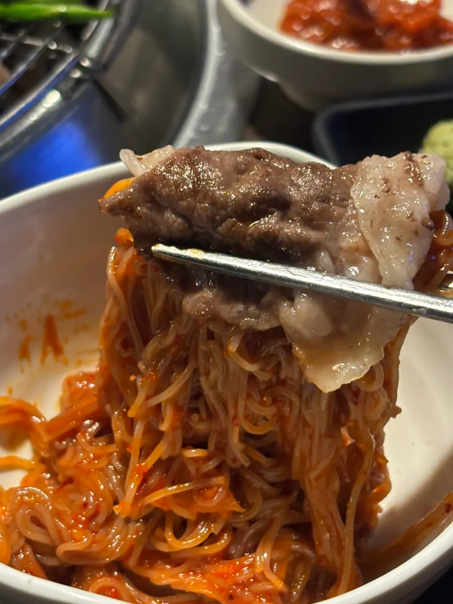 차돌박이에 비빔냉면 올려 싸 먹는 조합