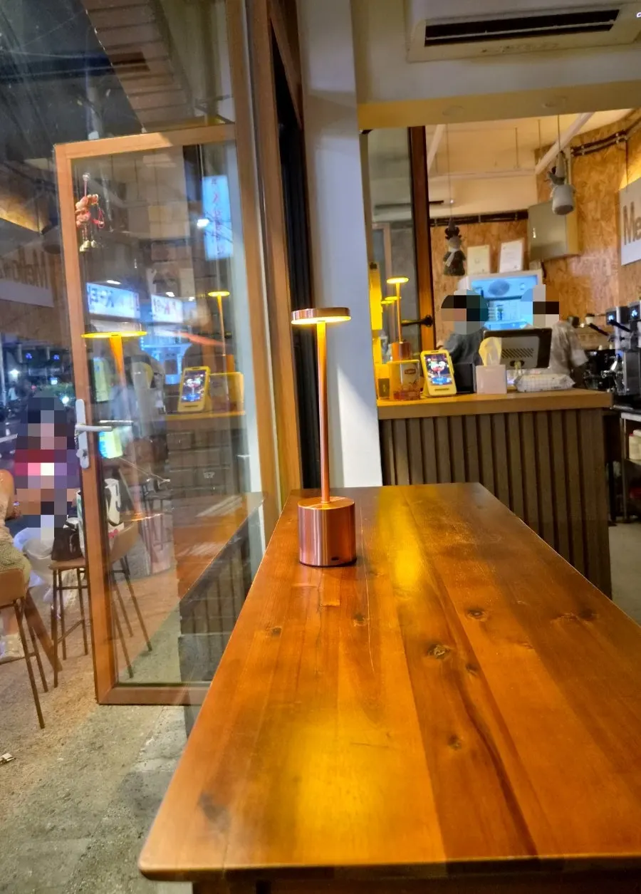 Indoor table seating