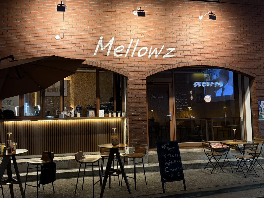 Exterior of Mellows, an ice cream café near Ttukseom Station
