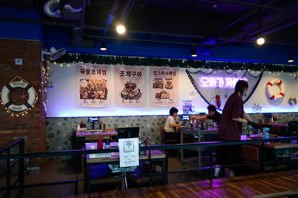Sign at the 3rd floor restaurant entrance