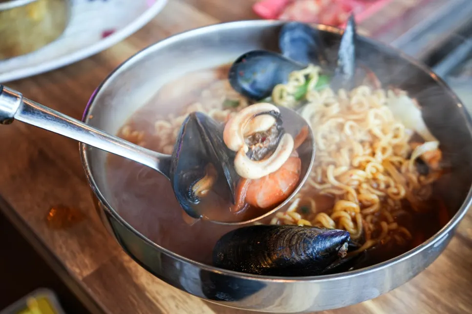 A bowl of seafood ramyeon with clams