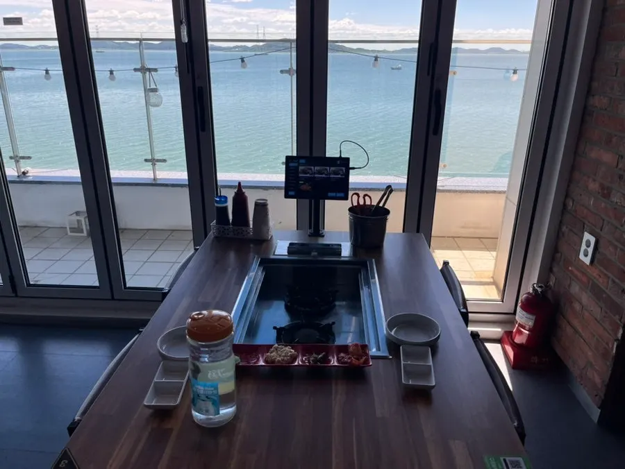 Spacious clam-grill restaurant interior with blue decor