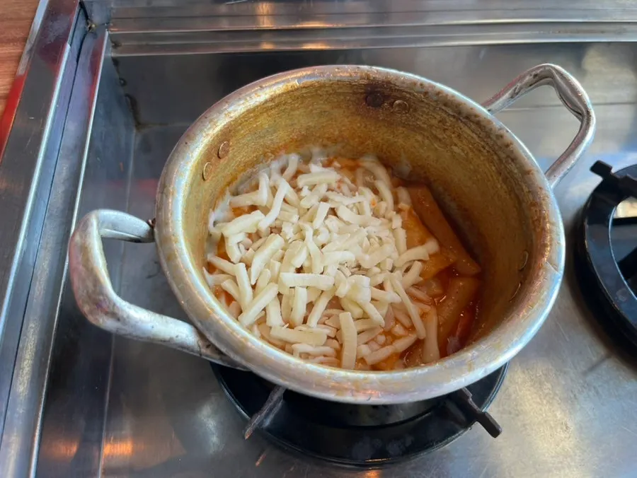 Welcome tteokbokki with cheese on top