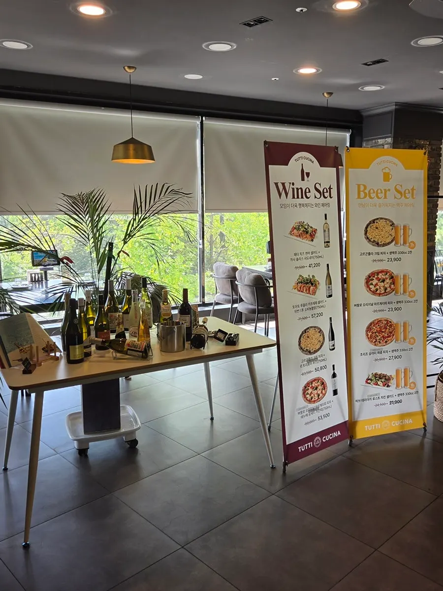 Interior and window seats at Tutti Cucina Ulsan Grand Park Branch