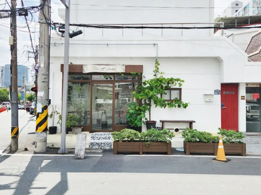 Exterior of Teuwaetmoa Changwon Branch on a residential alley corner with green plants