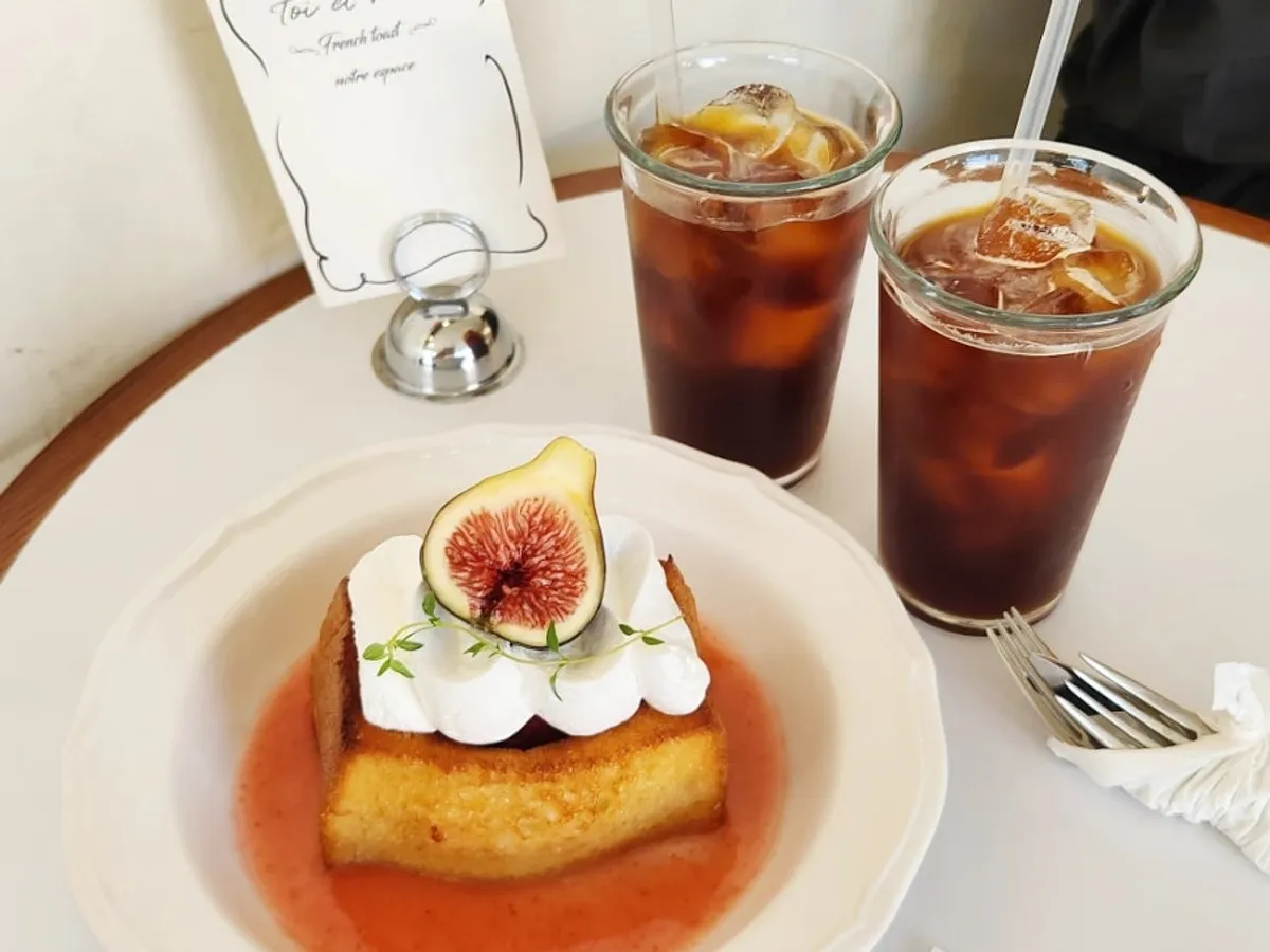 Plate of fig Oji toast with fine-dining-style visuals