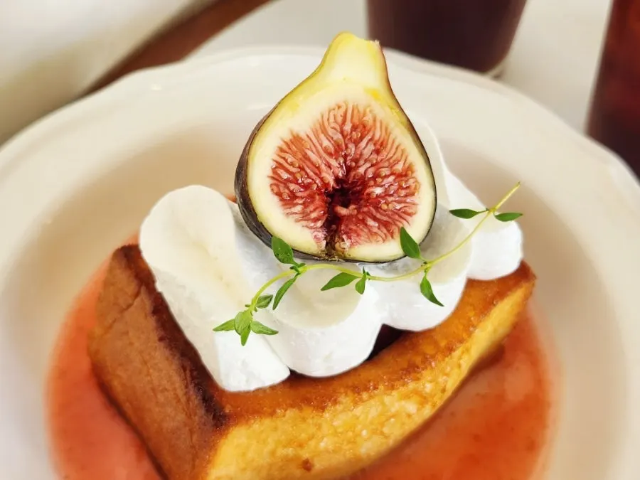 Plating showing the fresh color of Gimhae-grown figs