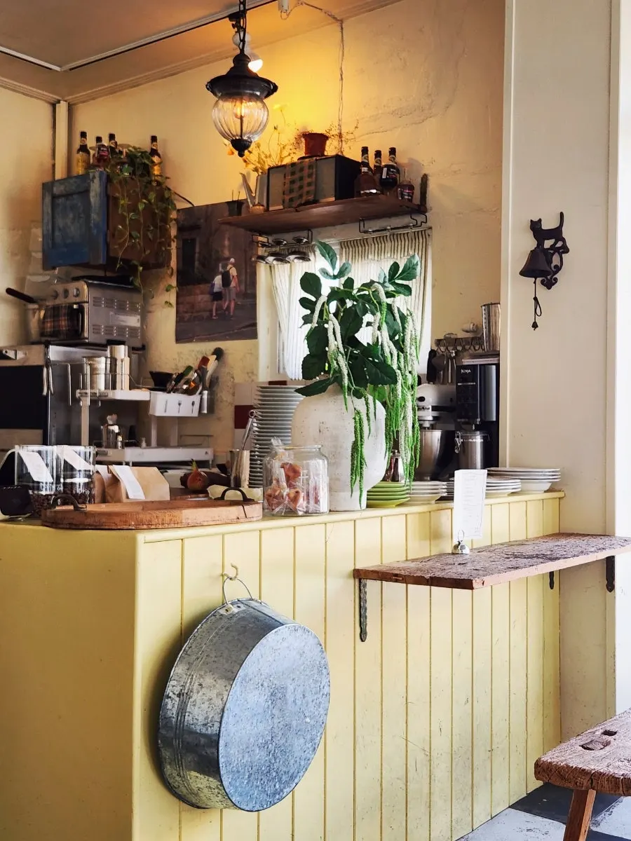 Vertical shot of Teuwaetmoa's interior with antique props