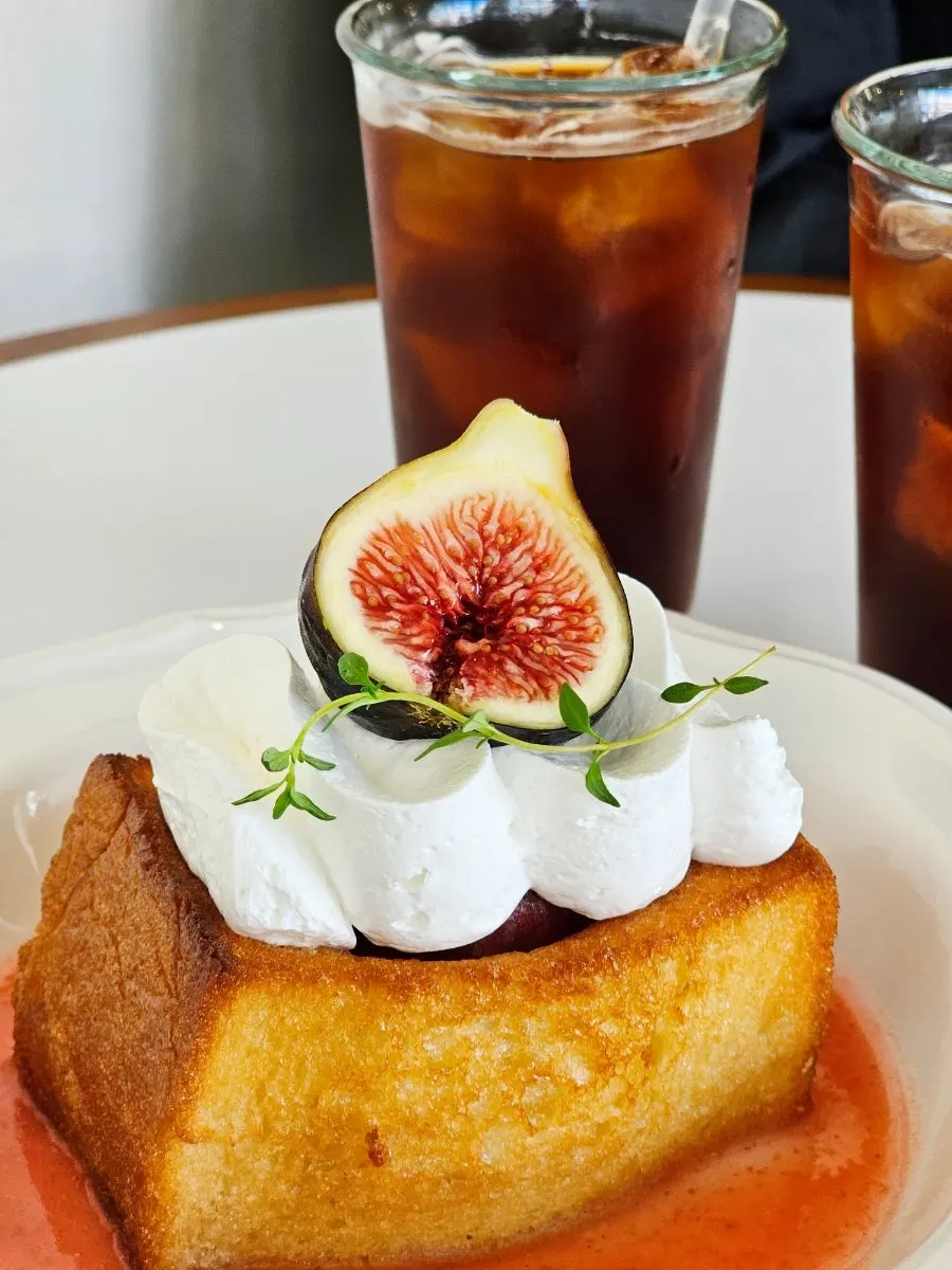 Vertical close-up photo of the fig Oji toast