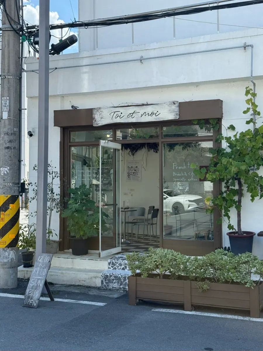 Exterior of Teuwaetmoa Changwon Branch and the surrounding alley