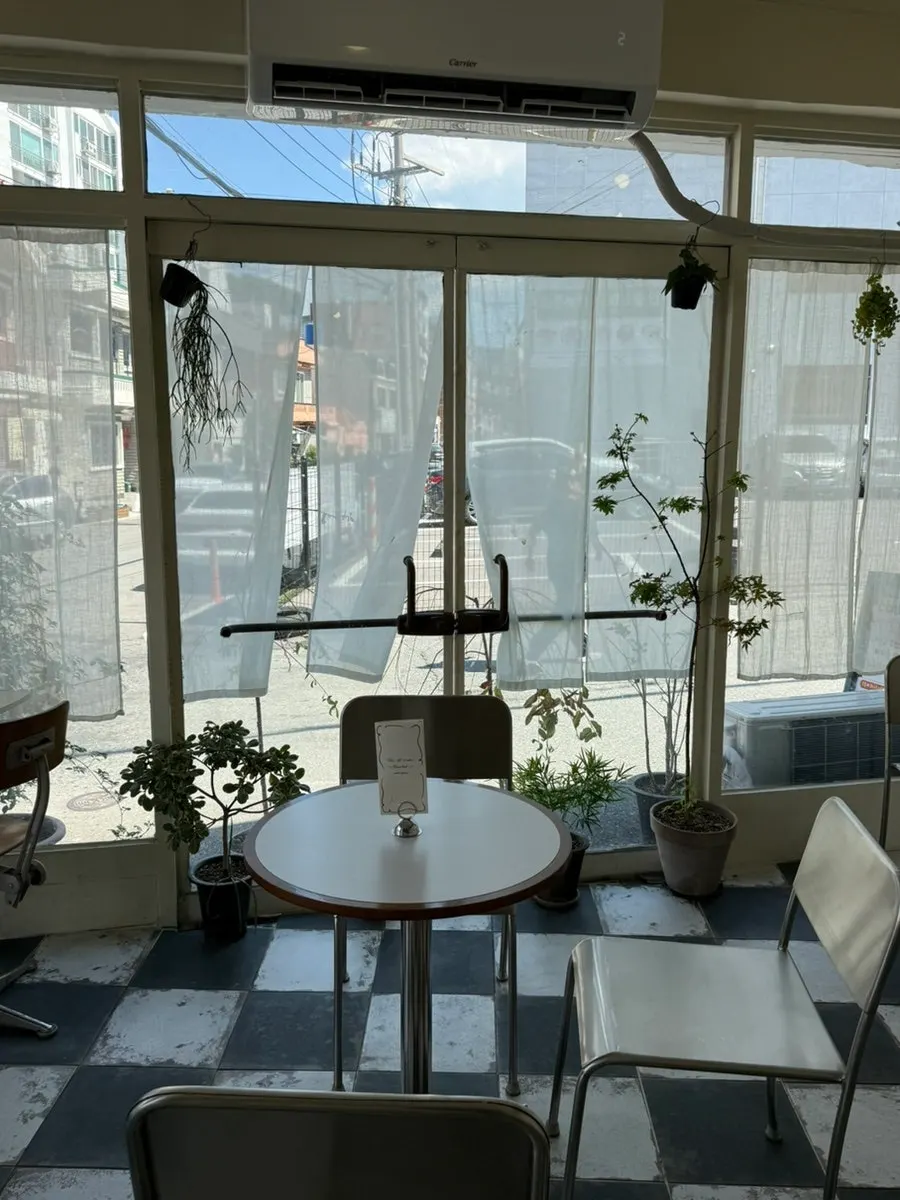 View of the front of Teuwaetmoa Changwon Branch