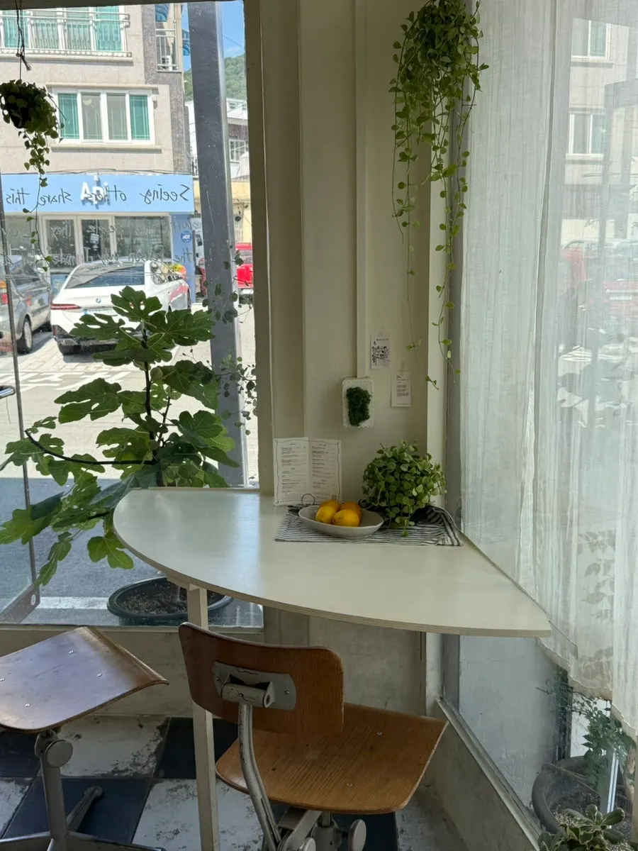 Decor props and plants inside Teuwaetmoa Changwon Branch