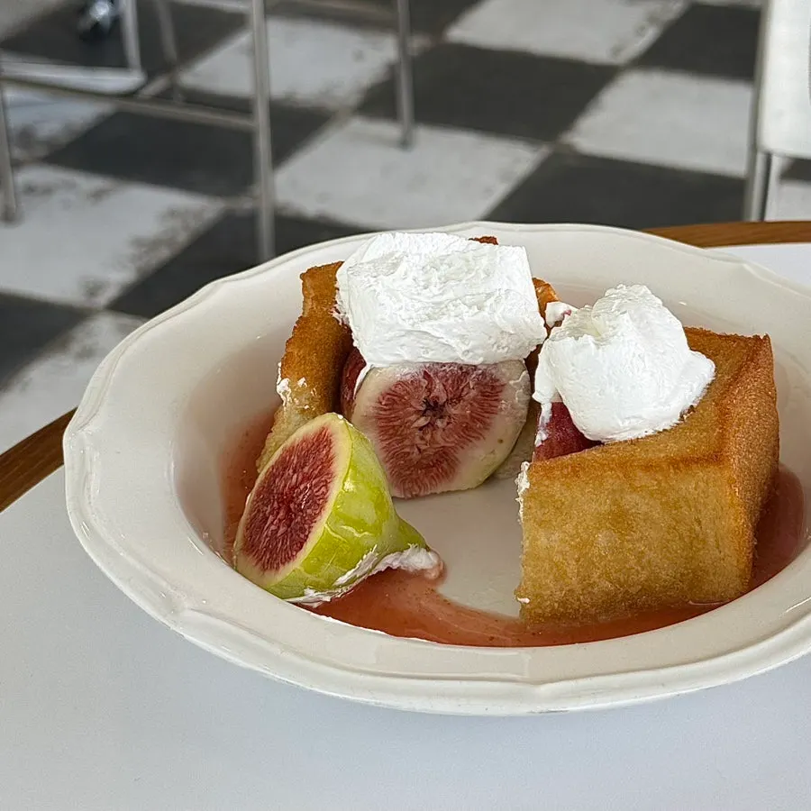 Plate of toast with fig purée sauce underneath