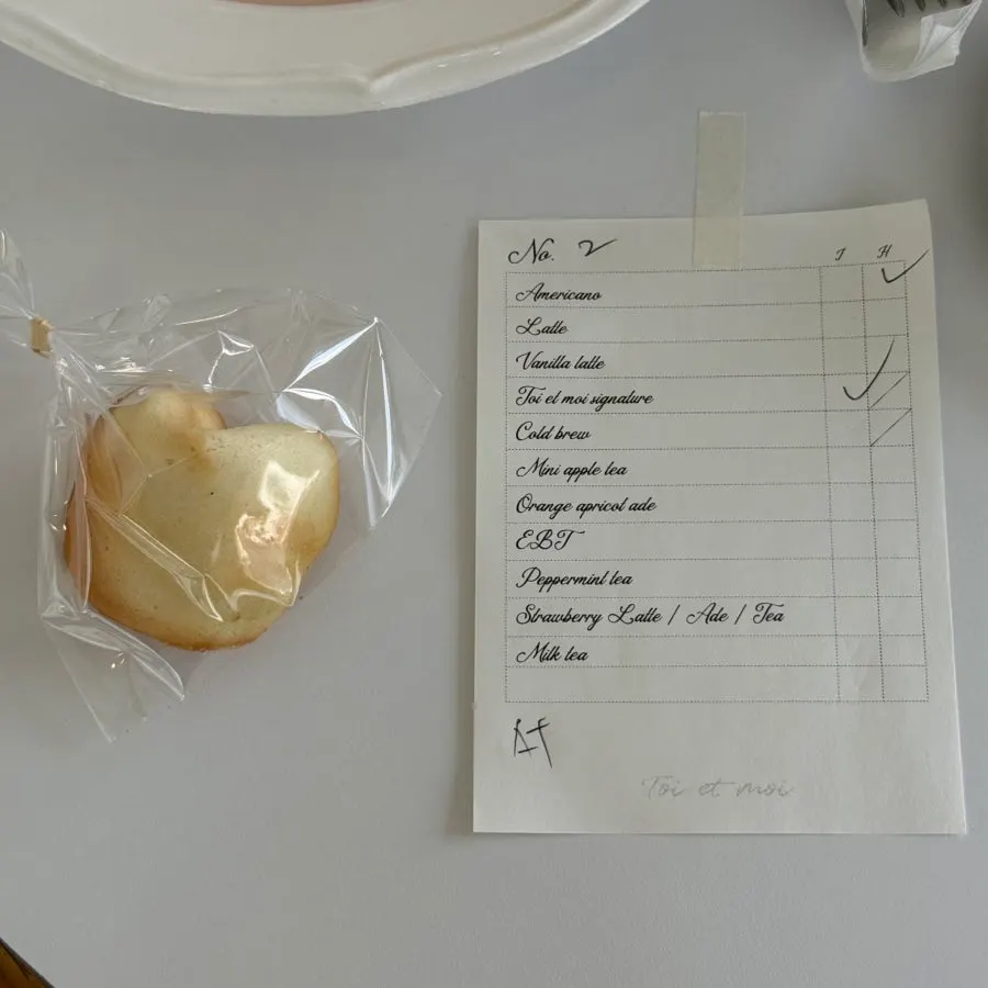 Signature Girimyeo alongside an Americano