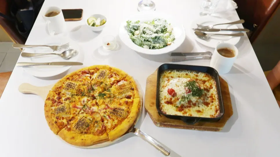 Table set with all the ordered dishes