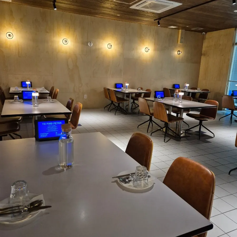 テーブル間隔にゆとりのある店内