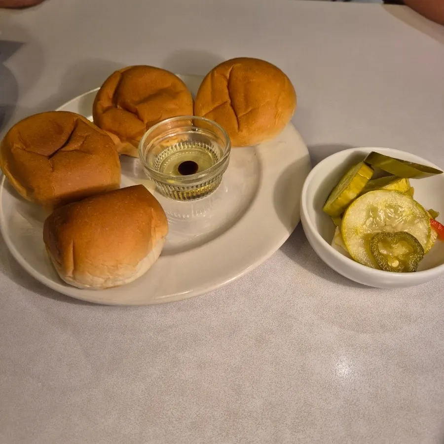 注文後まず出てきた温かい食前パン