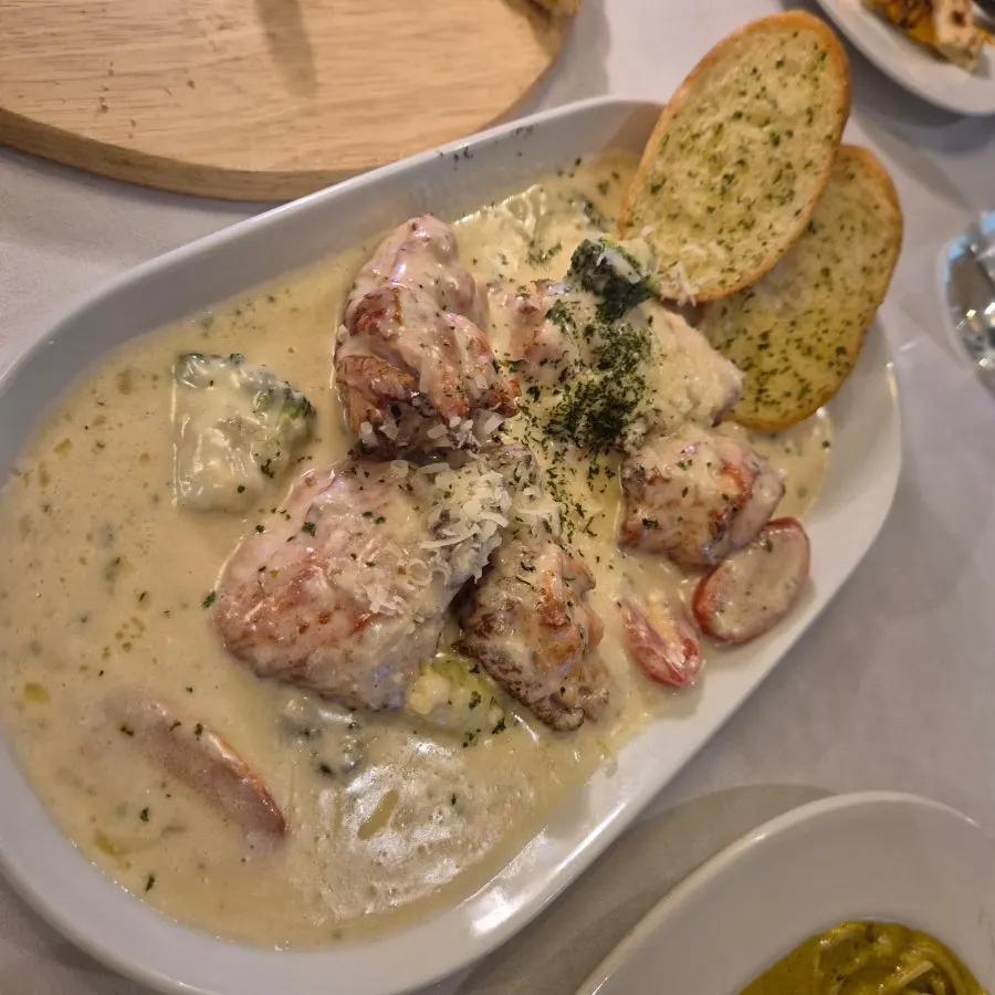 クリームソースがかかったクリームチキンステーキ