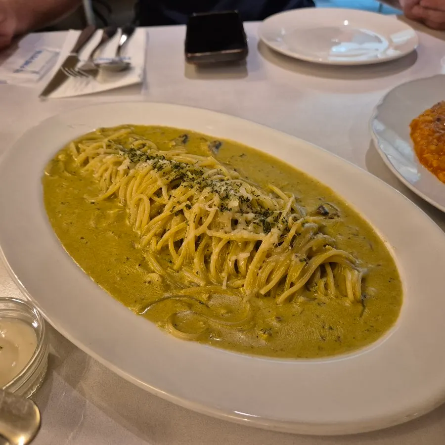 鮑内臓クリームパスタの一皿