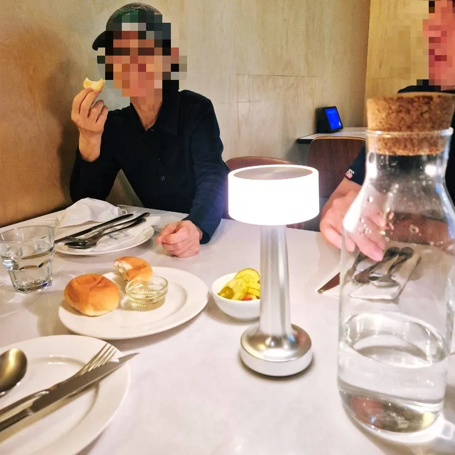 パスタとピザが並んだテーブル