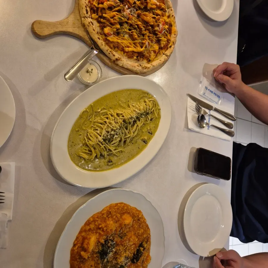 取り皿に分けて食べる家族の食事風景