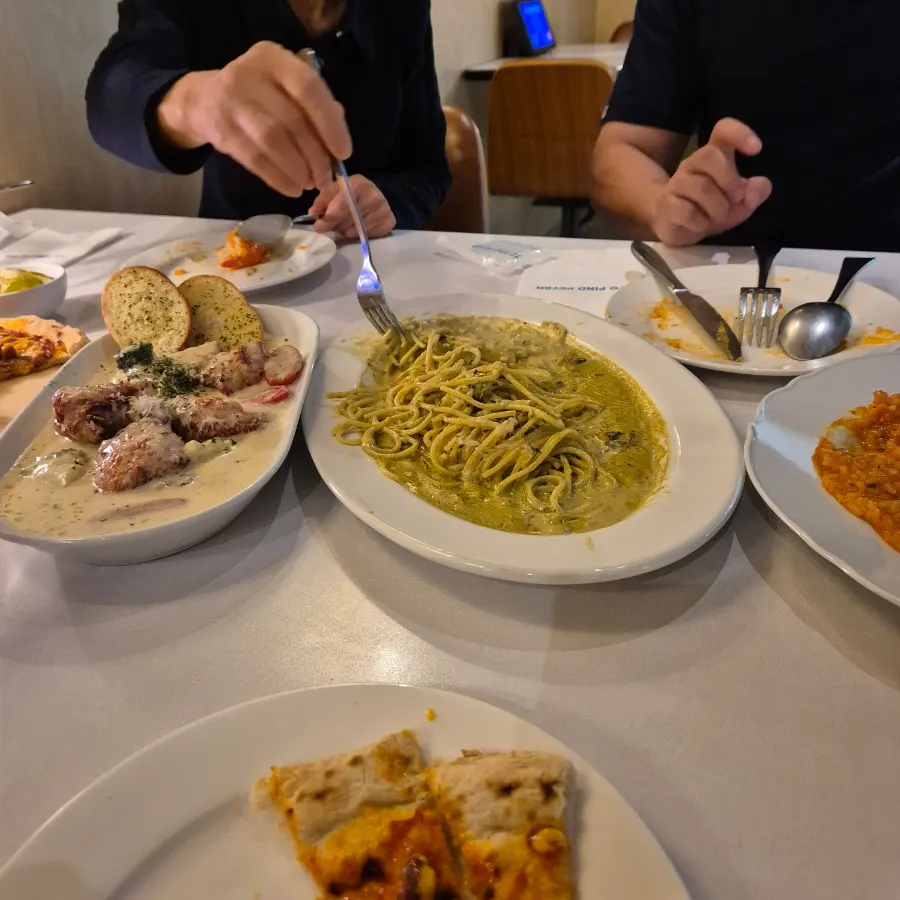 家族外食を終えたTwo Find Peter ペゴッ店のテーブル