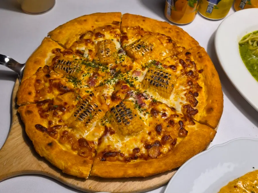 Corn pizza topped with corn
