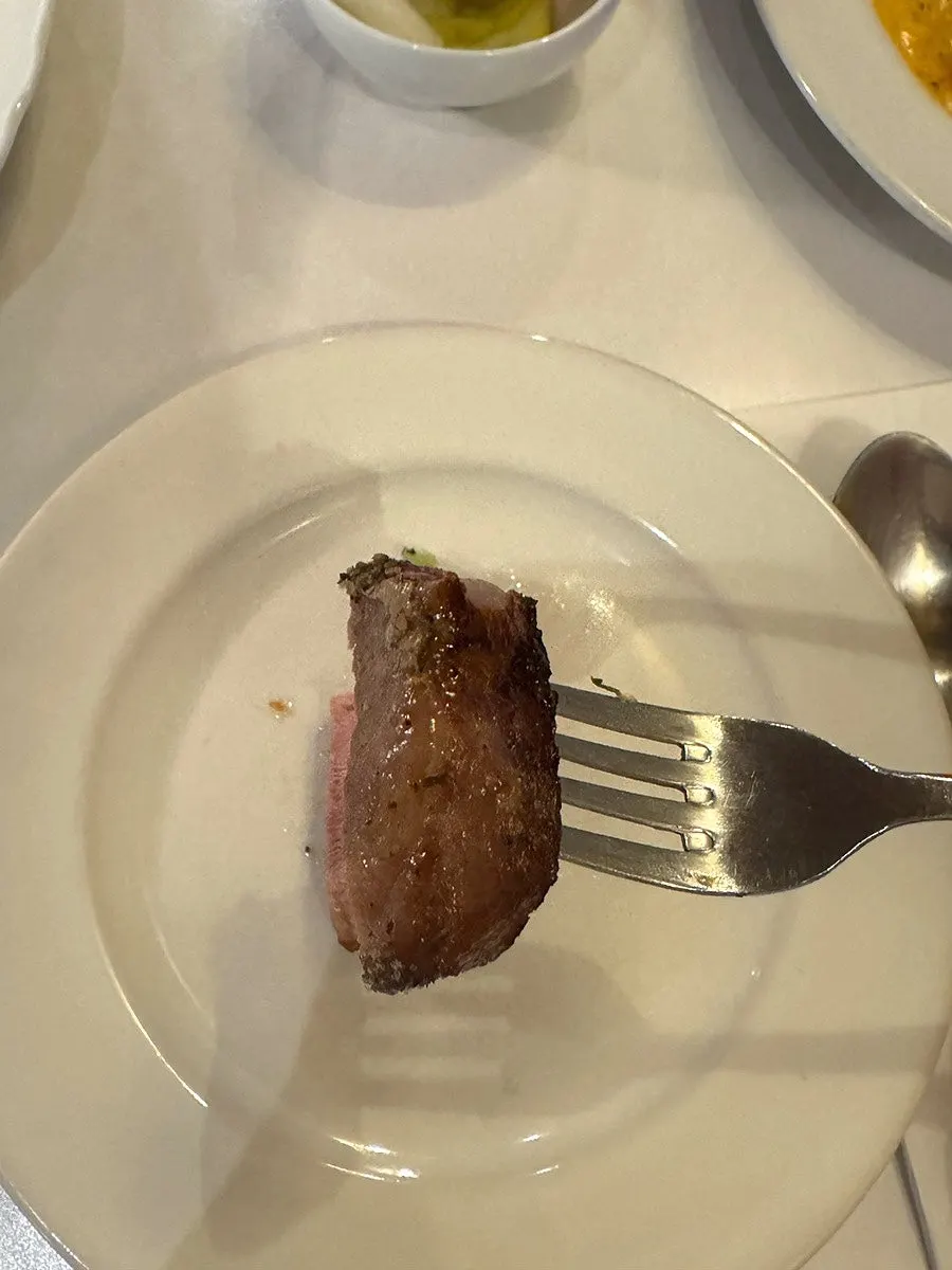 한 입 크기로 자른 목살 스테이크
