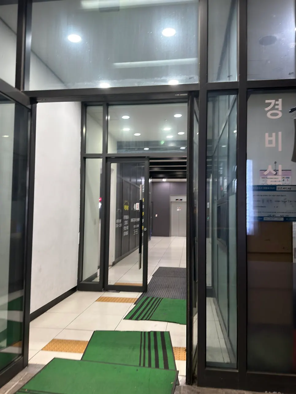파크애비뉴엘 5층 투파인드피터 입구