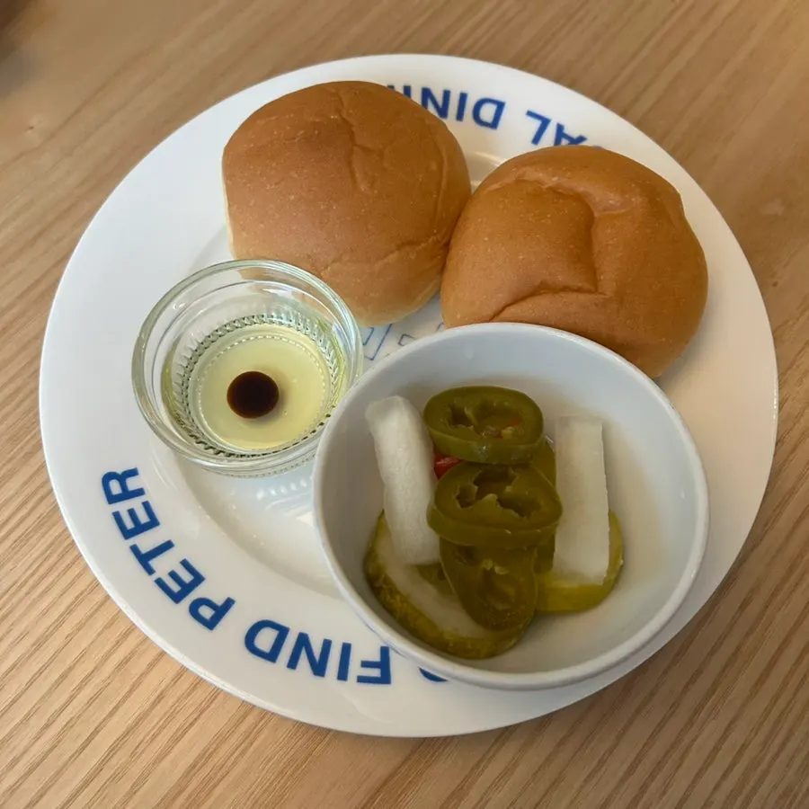 식전빵과 무 피클, 할라피뇨 기본 제공 반찬