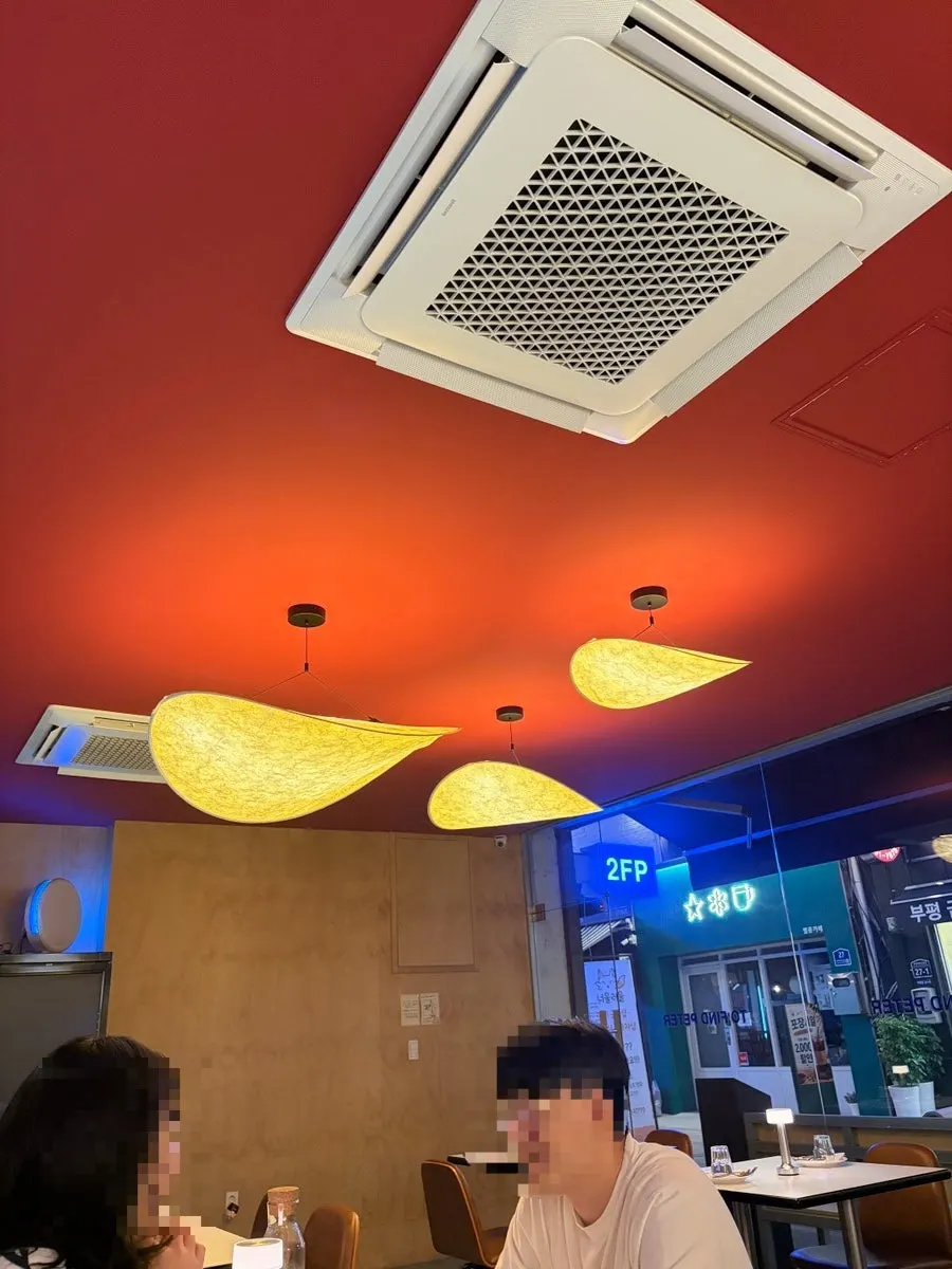 파란 간판과 통유리가 보이는 투파인드피터 부평점 입구