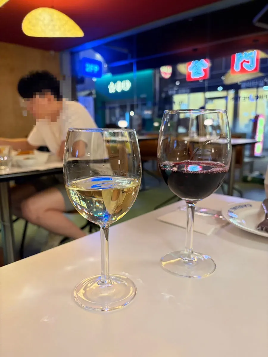 투파인드피터 부평점 레드 와인과 화이트 와인 글라스